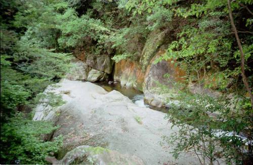 金原の滝と甌穴のイメージ