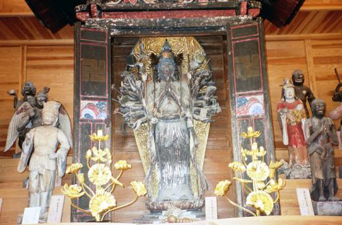 霜野康平寺の仏像群のイメージ